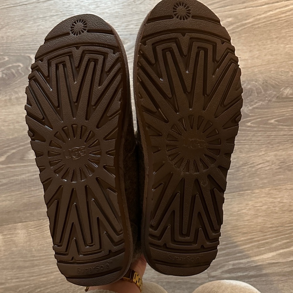 UGG - Picture 2 of 3